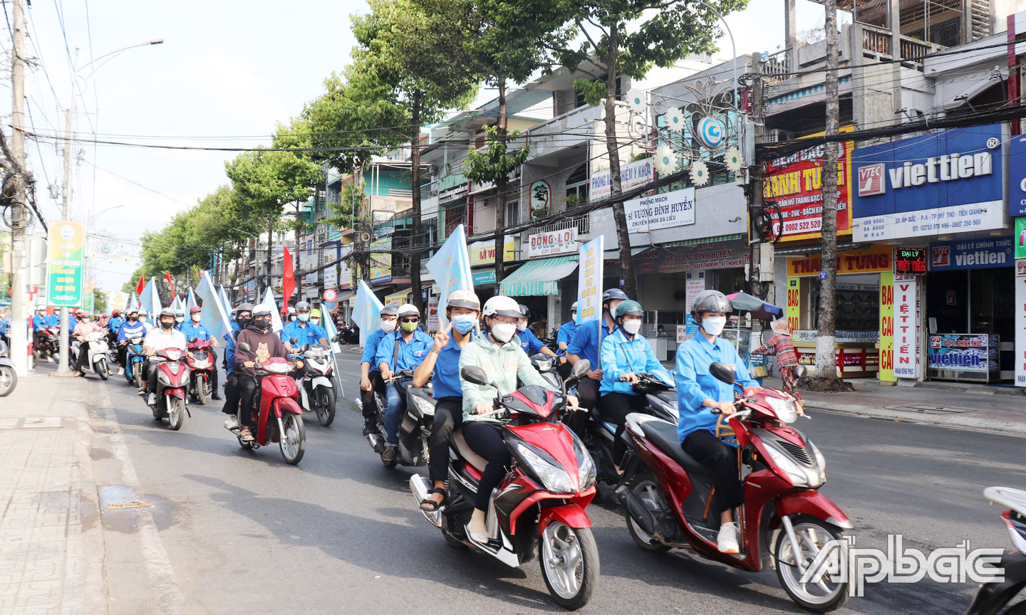 Đoàn Thanh niên tổ chức diễu hành tuyên truyền, giúp nâng cao nhận thức của người dân về quyền lợi và nghĩa vụ của mình trong mua sắm hàng hóa, tiêu dùng.