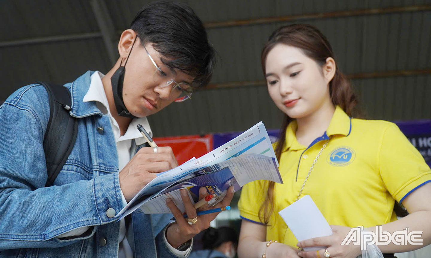 Thí sinh đặt câu hỏi tại Chương trình tư vấn tuyển sinh - hướng nghiệp năm 2025.