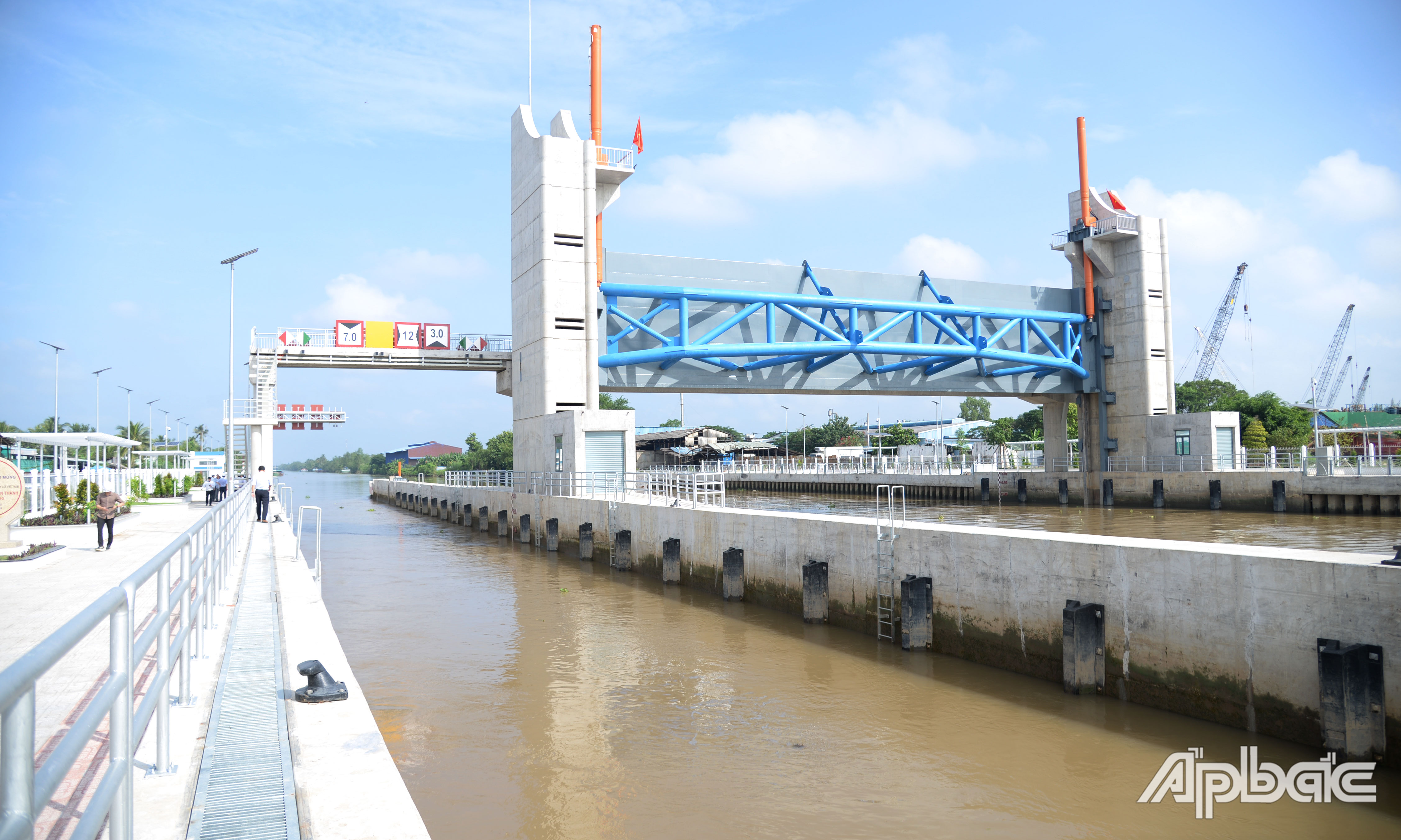 Hiện nay cống âu Nguyễn Tấn Thành đang đóng để ngăn mặn.
