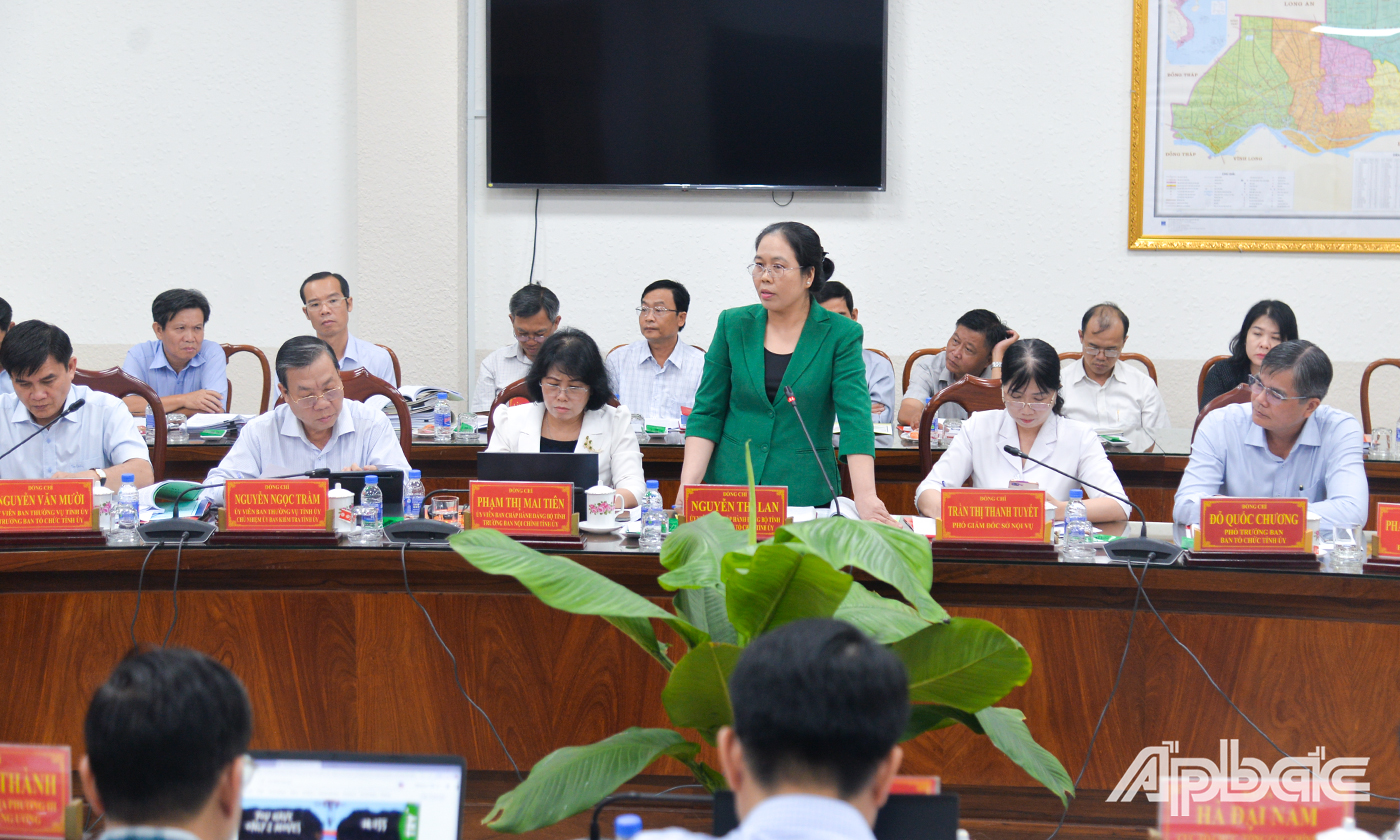 Lãnh đạo Ban tổ chức Tỉnh ủy Tiền Giang giải đáp thắc mắc và cung cấp thêm thông tin đoàn kiểm tra yêu cầu