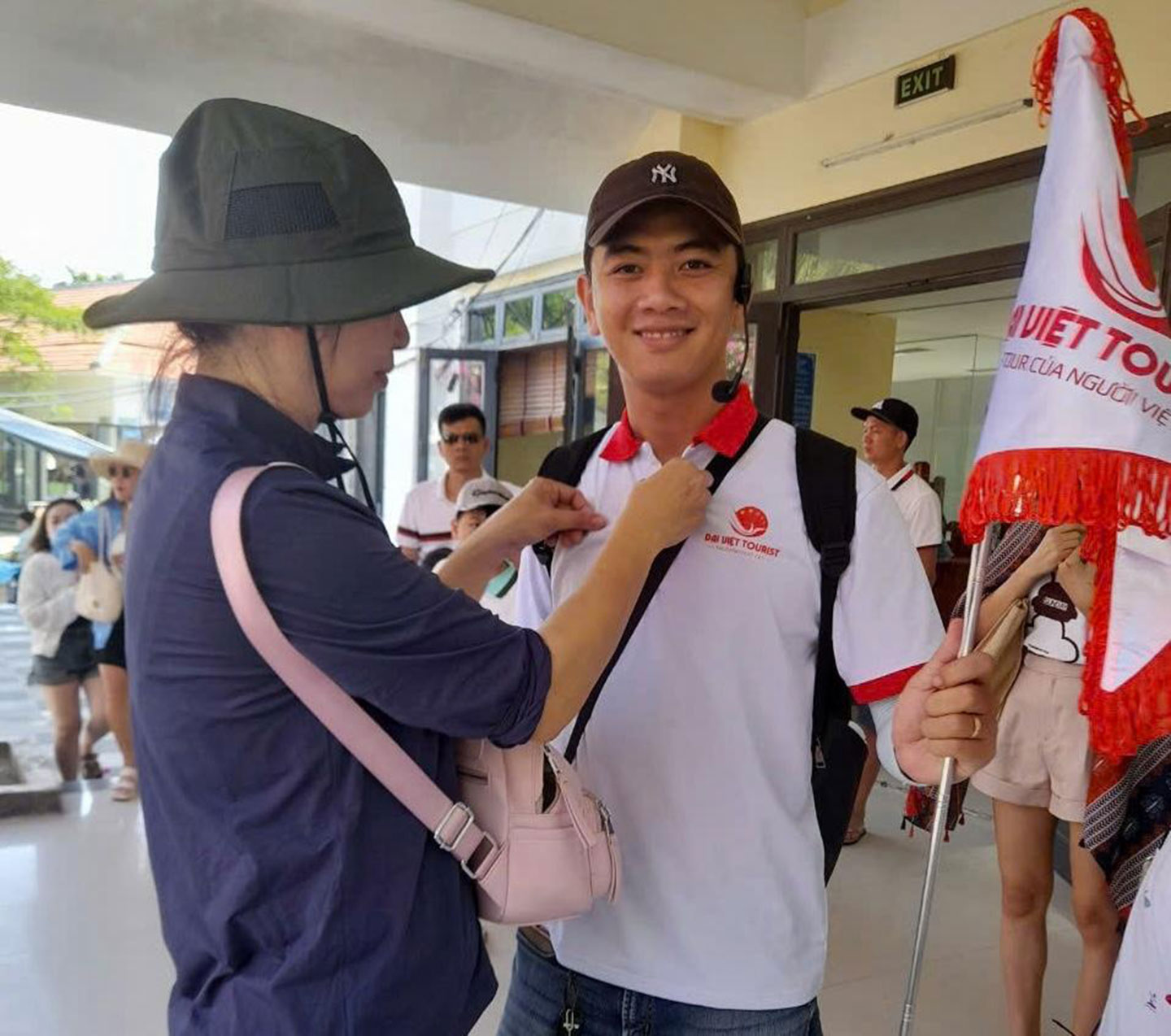 Hướng dẫn viên của Đại Việt Tourist năng động vui vẻ và chuyên nghiệp.