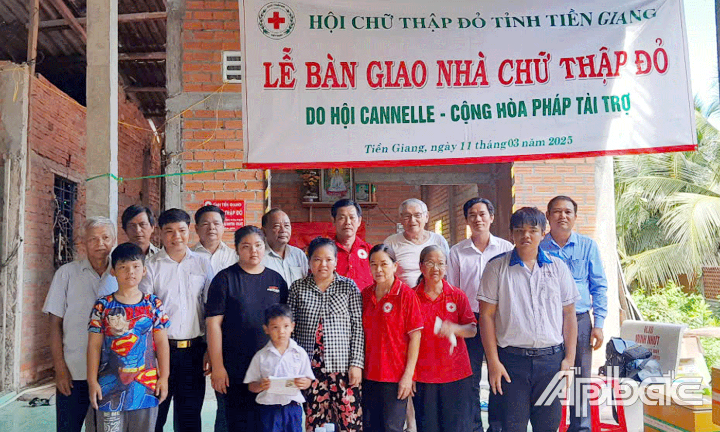 Bàn giao Nhà Chữ thập đỏ cho bà Trần Thị Kim Huệ.