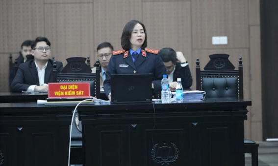 Đại diện viện kiểm sát công bố bản luận tội. Ảnh: ĐỖ TRUNG