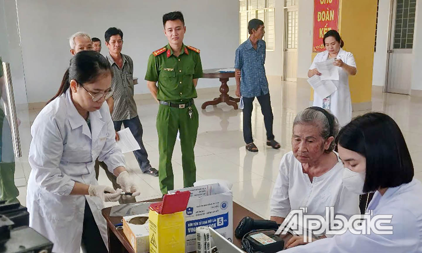 Một số hình ảnh tổ chức thu nhận mẫu ADN cho các Bà Mẹ Việt Nam anh hùng, Mẹ đẻ, thân nhân của Liệt sĩ chưa xác định được danh tính. 