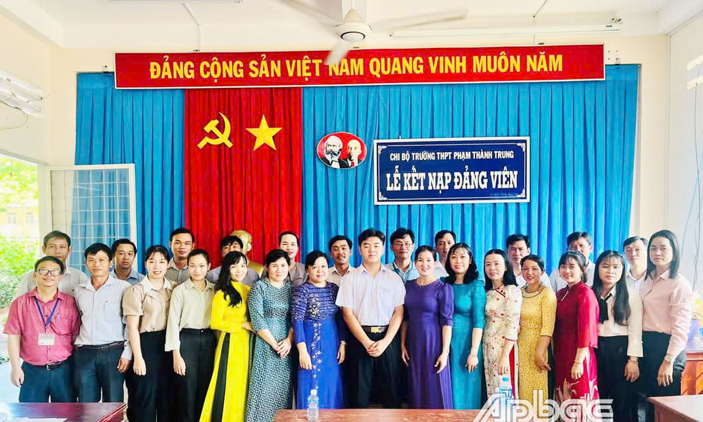Dưới mái trường mang tên người anh hùng, thầy và trò nhà trường luôn nỗ lực tiếp nối truyền thống, ra sức học tập, góp phần xây dựng quê hương ngày càng giàu đẹp.