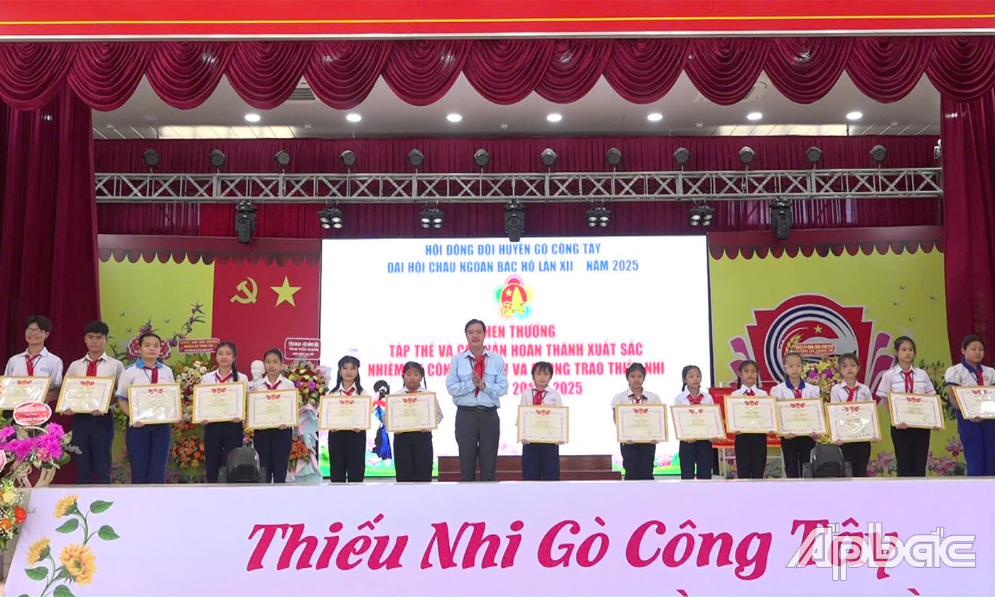 Hội đồng Đội tỉnh Tiền Giang khen thưởng cho 15 em đội viên tiêu biểu có thành tích xuất sắc 