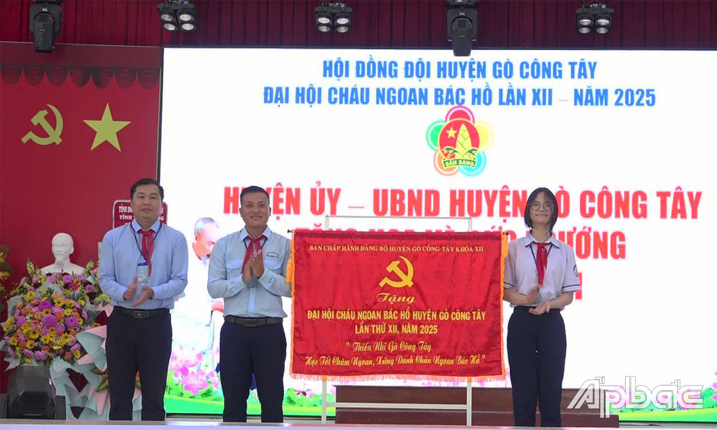 Đồng chí Trần Quốc Bình trao bức trướng tại Đại hội