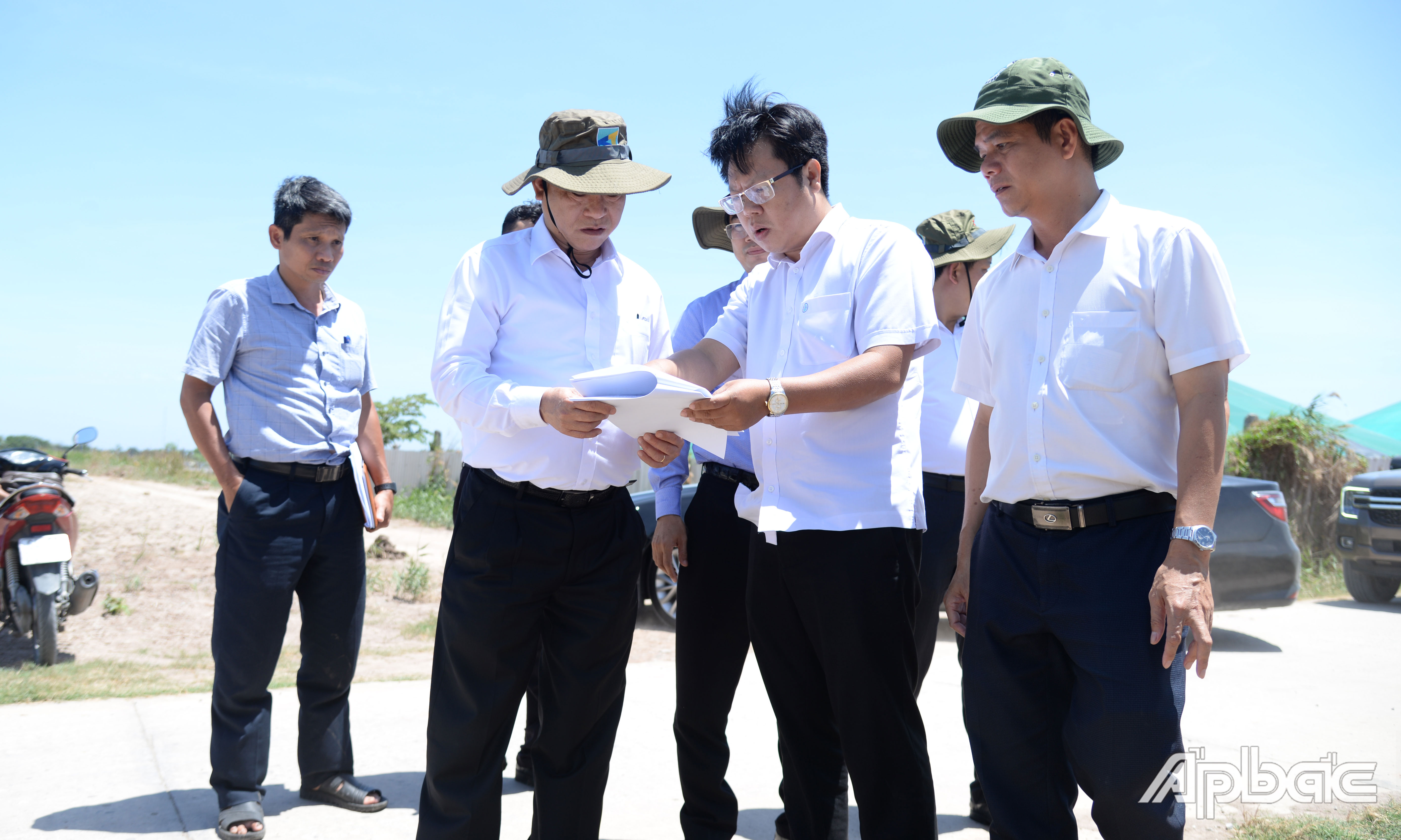 Đồng chí Nguyễn Văn Vĩnh kiểm tra tuyến ống dẫn nước cặp đường 30-4.
