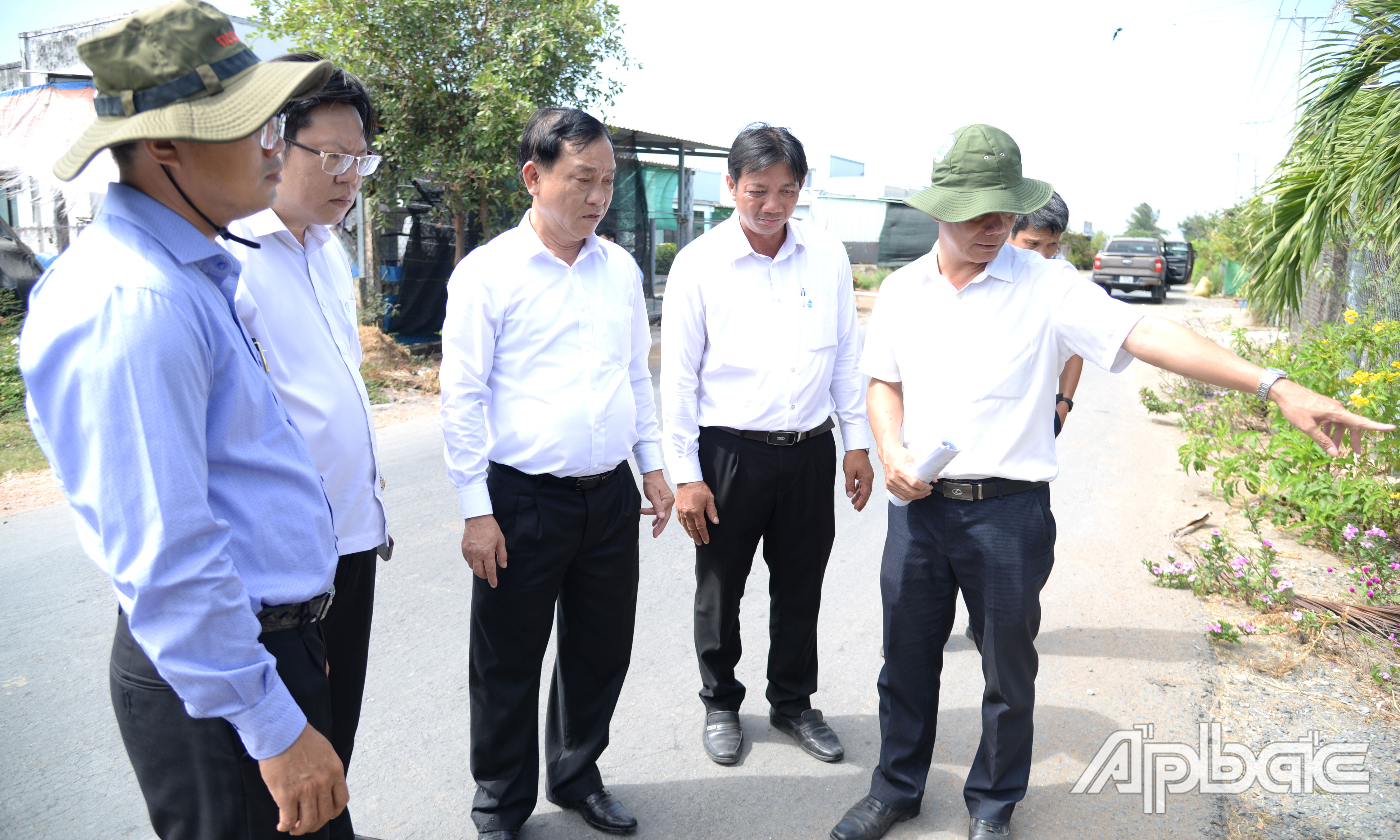 Đồng chí Nguyễn Văn Vĩnh kiểm tra vòi nước công cộng trên đường huyện 07.