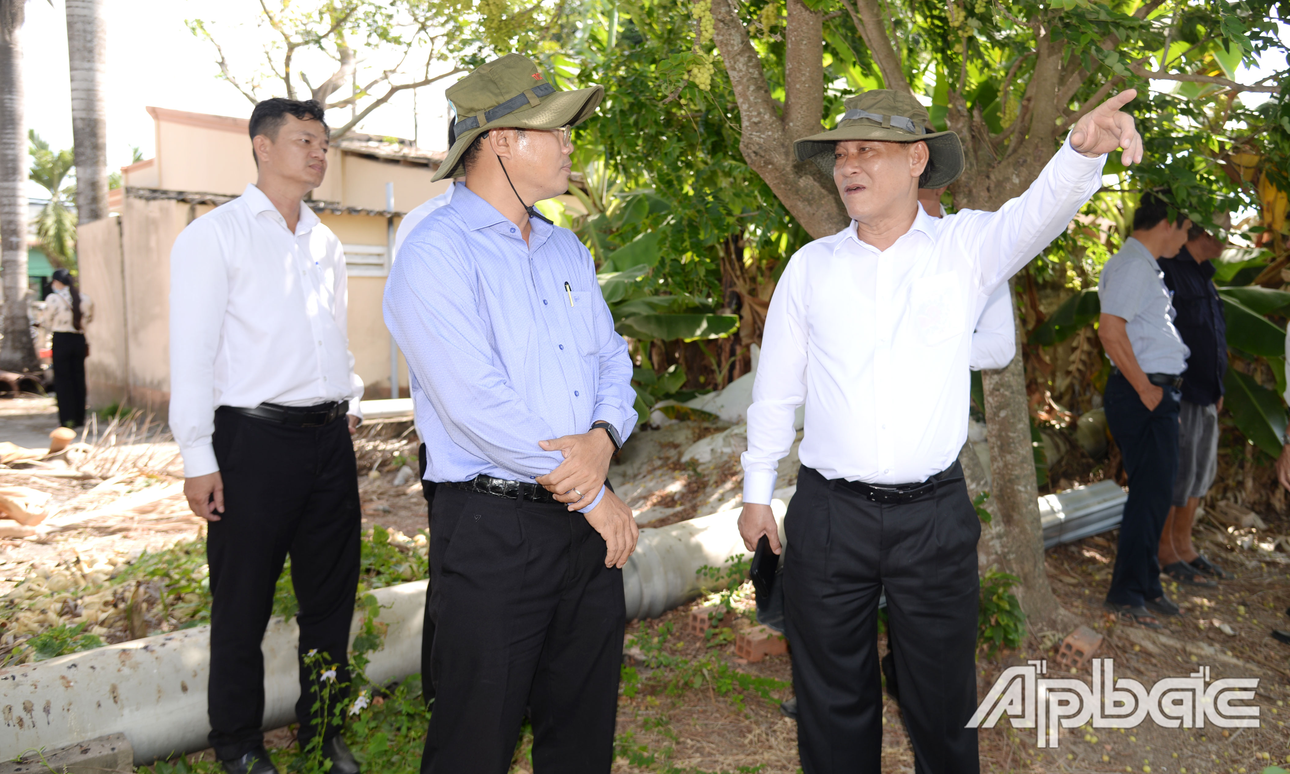 Đồng chí Nguyễn Văn Vĩnh kiểm tra tại ao Vàm Láng.