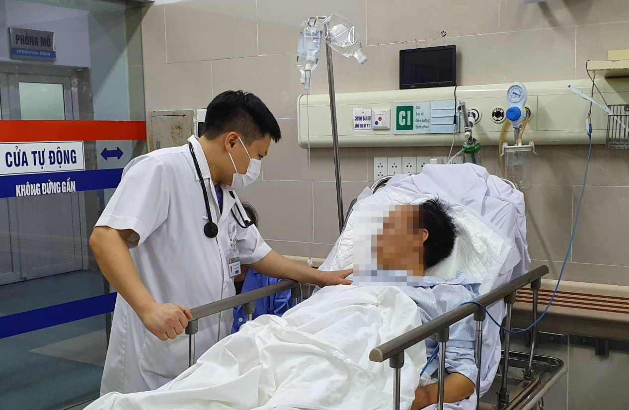 Bệnh nhân đột quỵ cấp cứu tại Bệnh viện Bạch Mai. Ảnh: Thế Anh