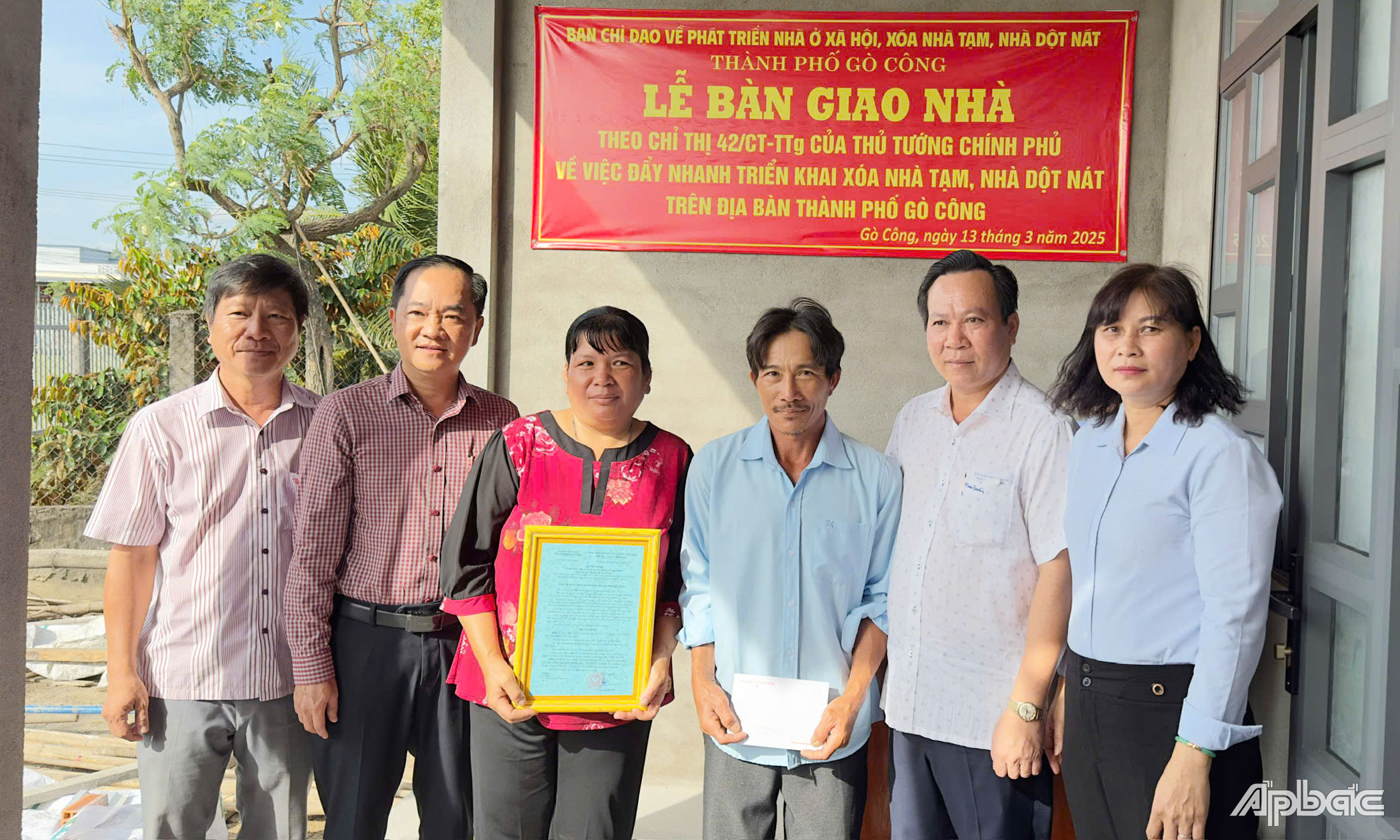 Bàn giao nhà cho gia đình ông Xuốt.