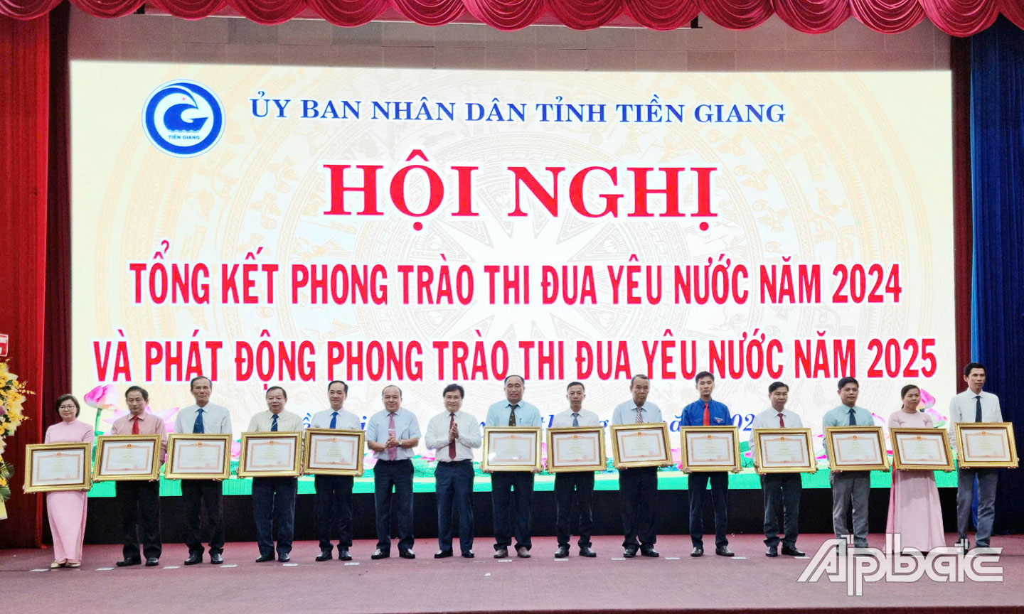 Lãnh đạo Phòng Nội vụ huyện (thứ 2 từ phải sang) nhận Bằng khen của Thủ tướng Chính phủ tại Hội nghị tổng kết các  phong trào thi đua yêu nước năm 2024.