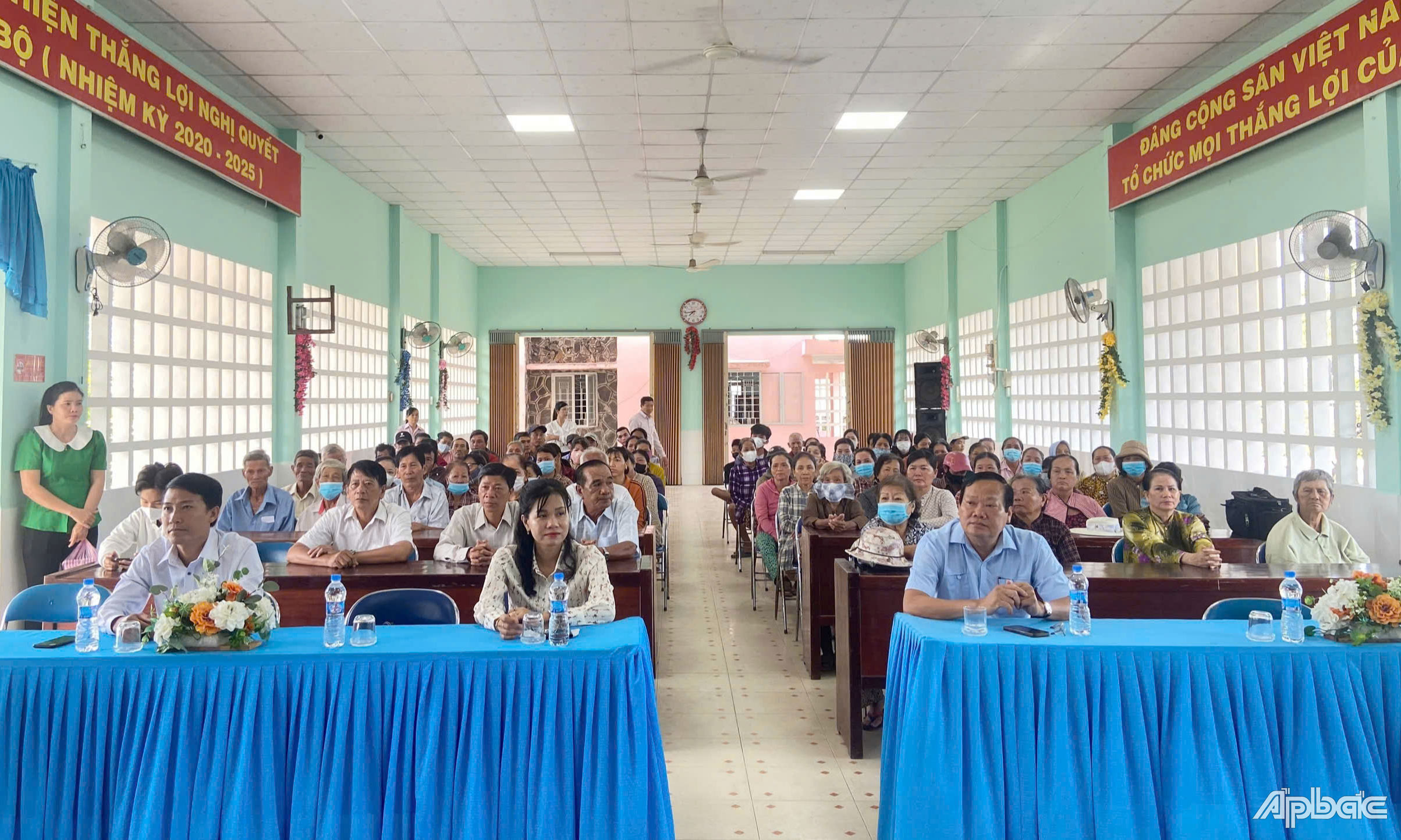 Quang cảnh buổi trao tặng quà.