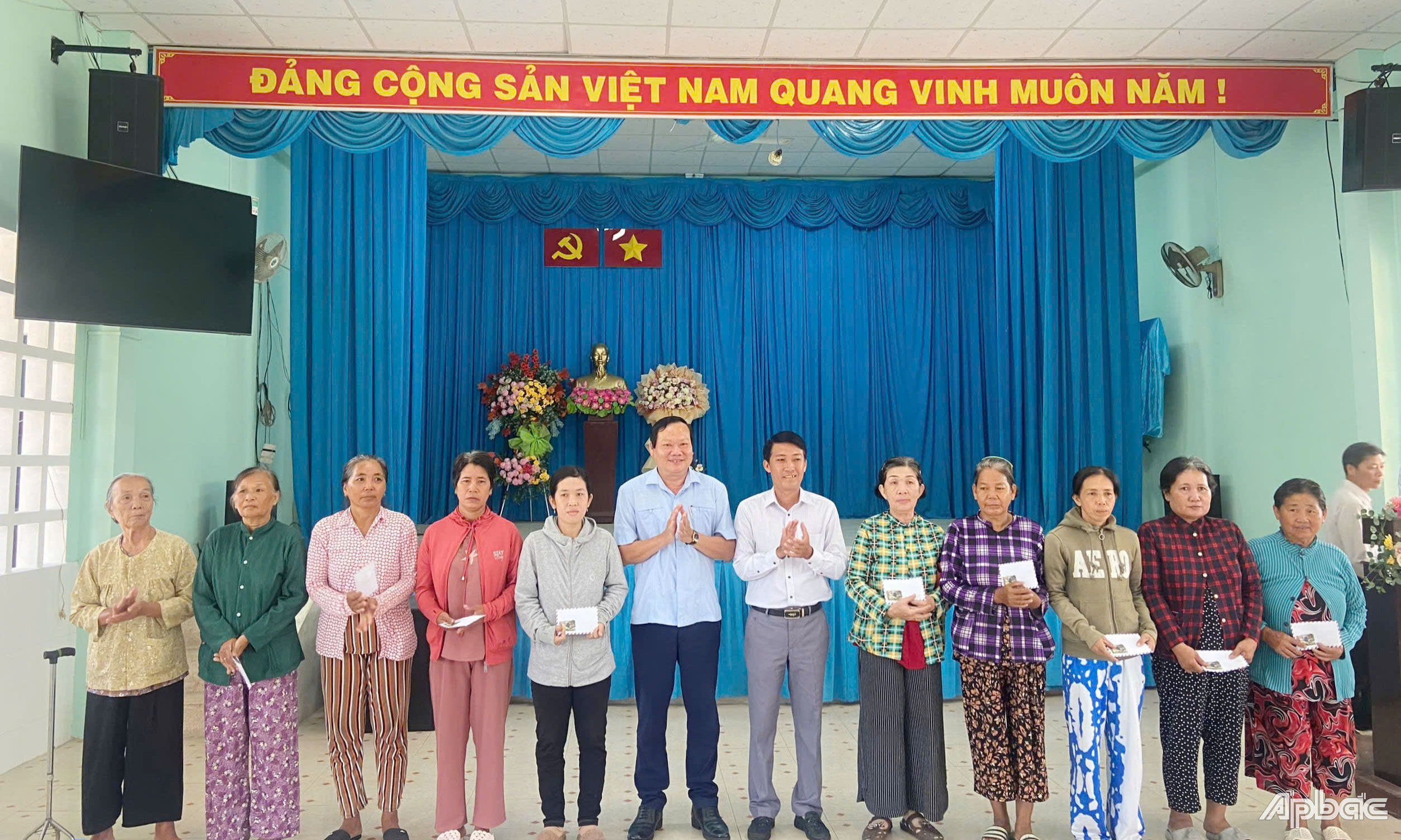 Đồng chí Nguyễn Hữu Lợi trao tặng quà cho các hộ khó khăn.