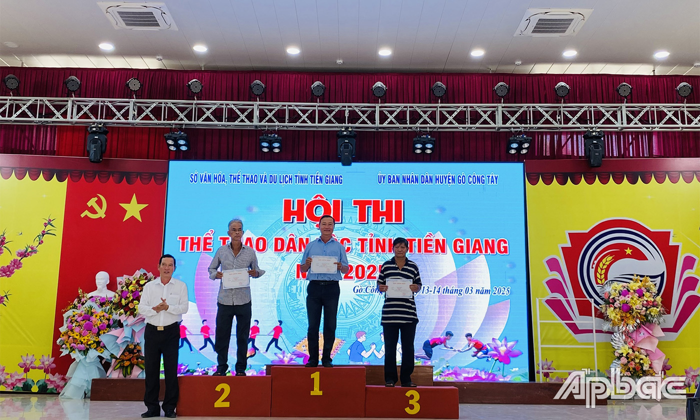 Ban tổ chức trao giải tại 