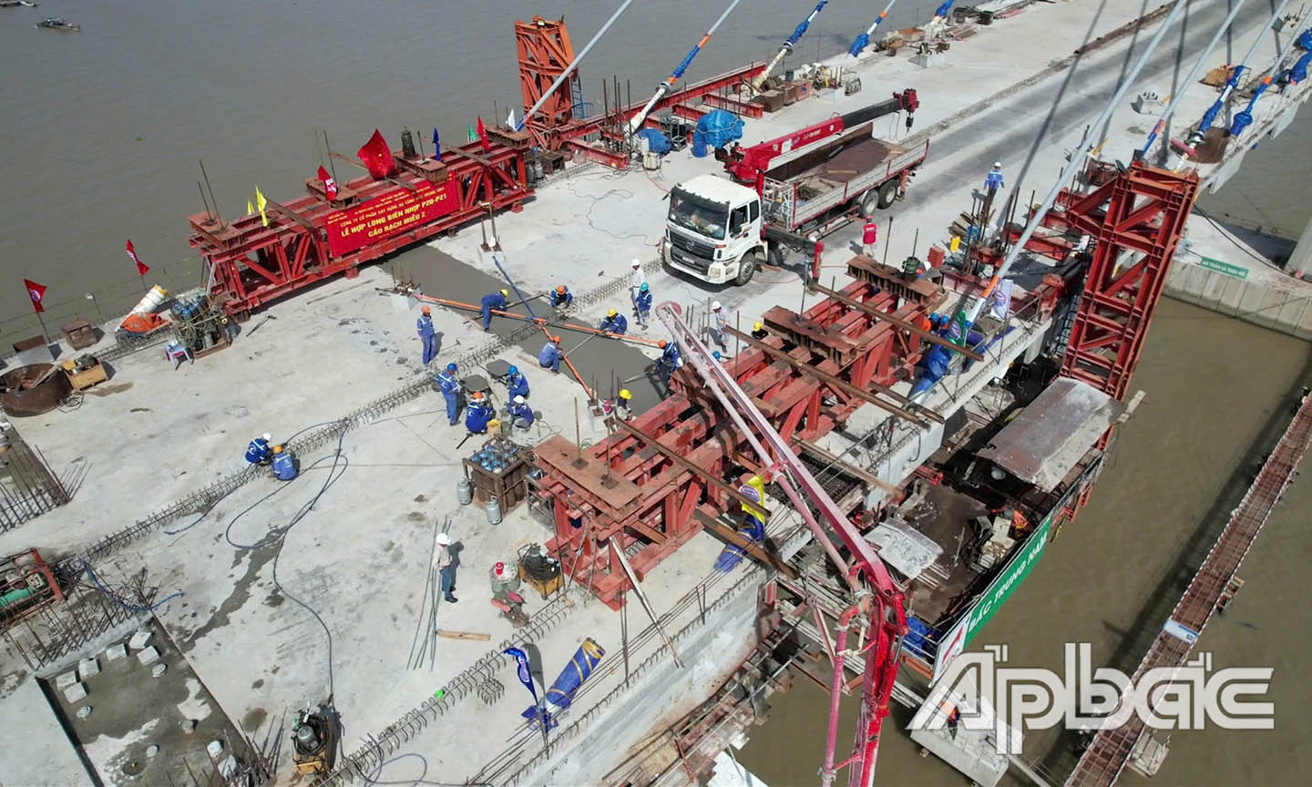Khẩn trương trên công trường cầu Rạch Miễu 2.