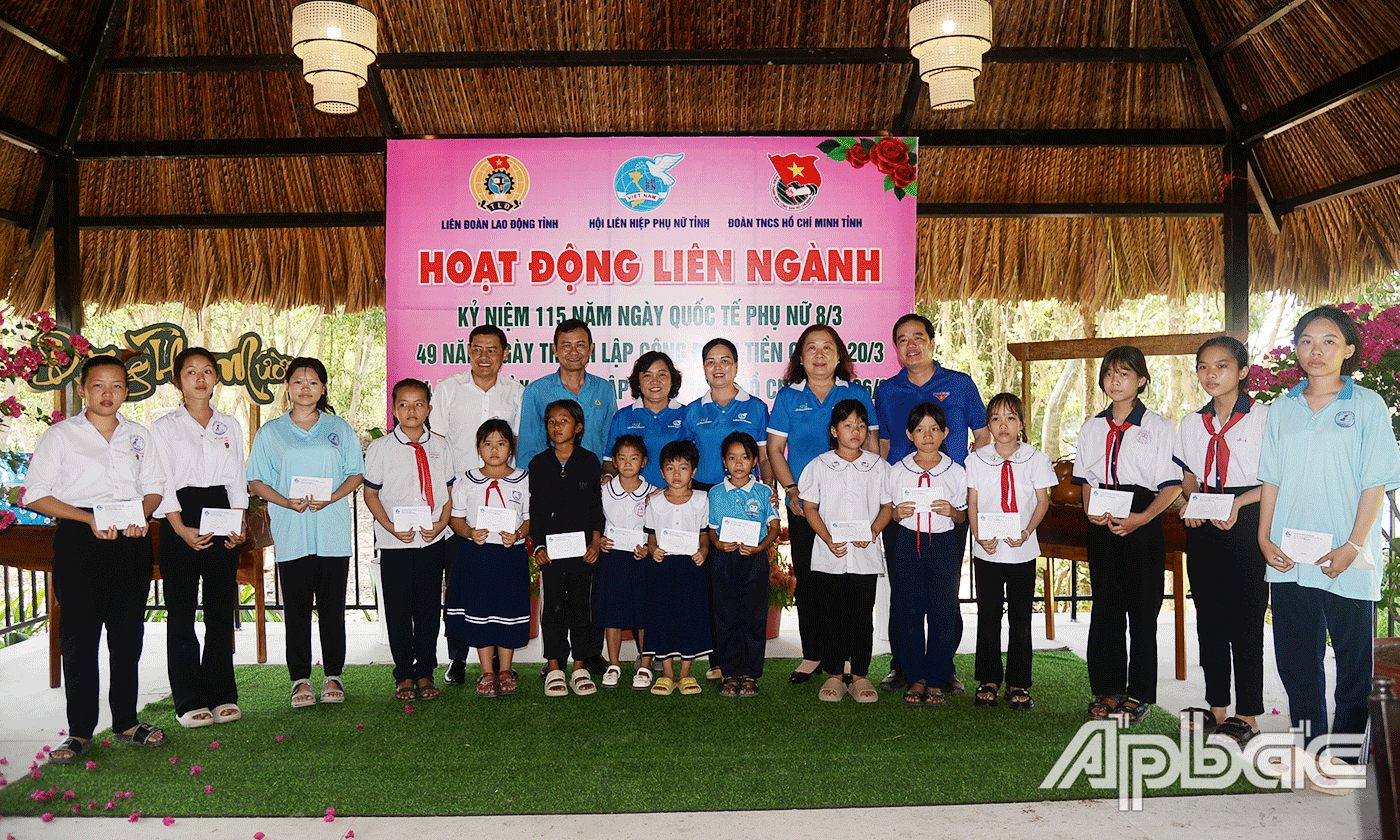 Hội LHPN tỉnh trao tặng 15 suất học bổng cho các em.