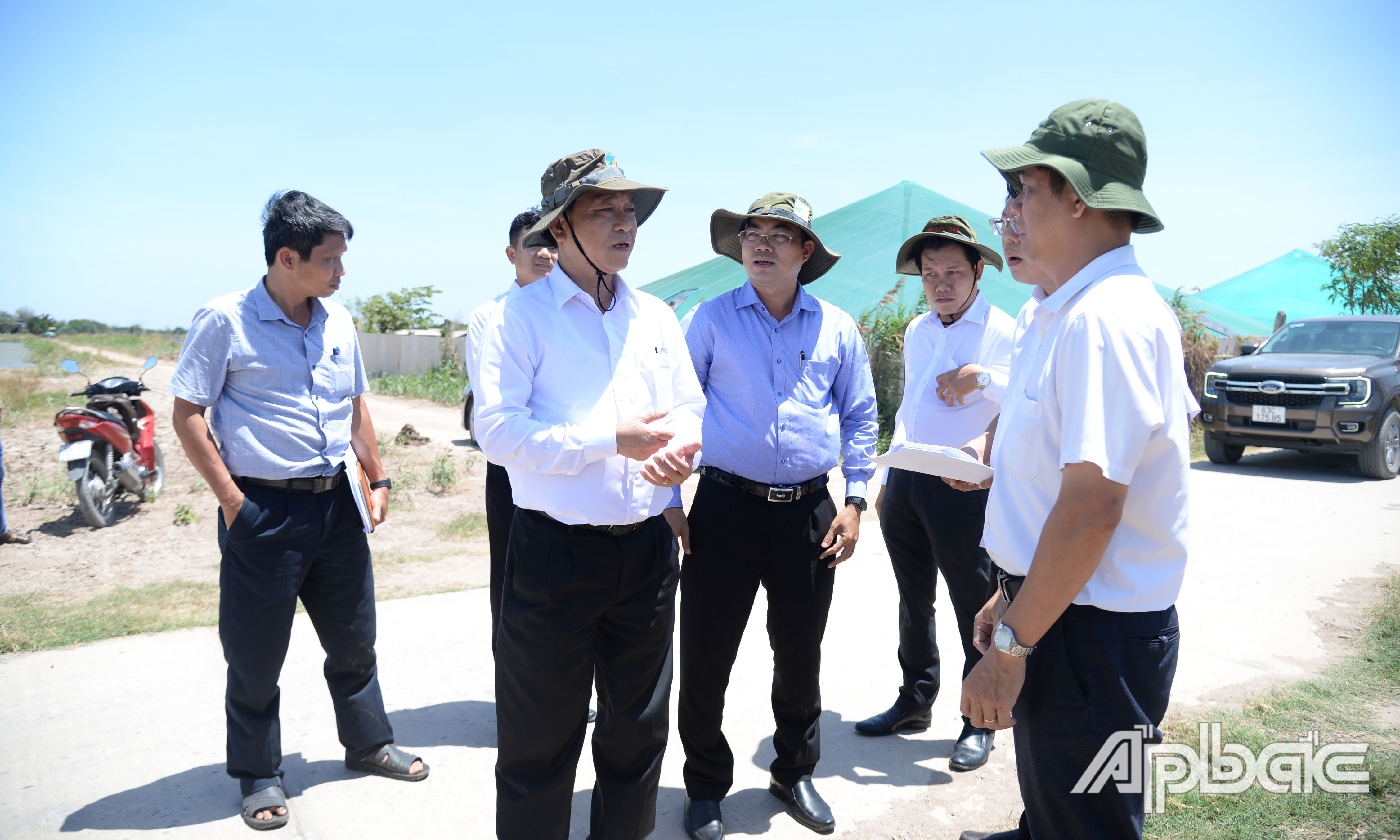 Chủ tịch UBND tỉnh Tiền Giang Nguyễn Văn Vĩnh kiểm tra tình hình cấp nước sinh hoạt tại xã Phú Tân, huyện Tân Phú Đông vào ngày 12-3.