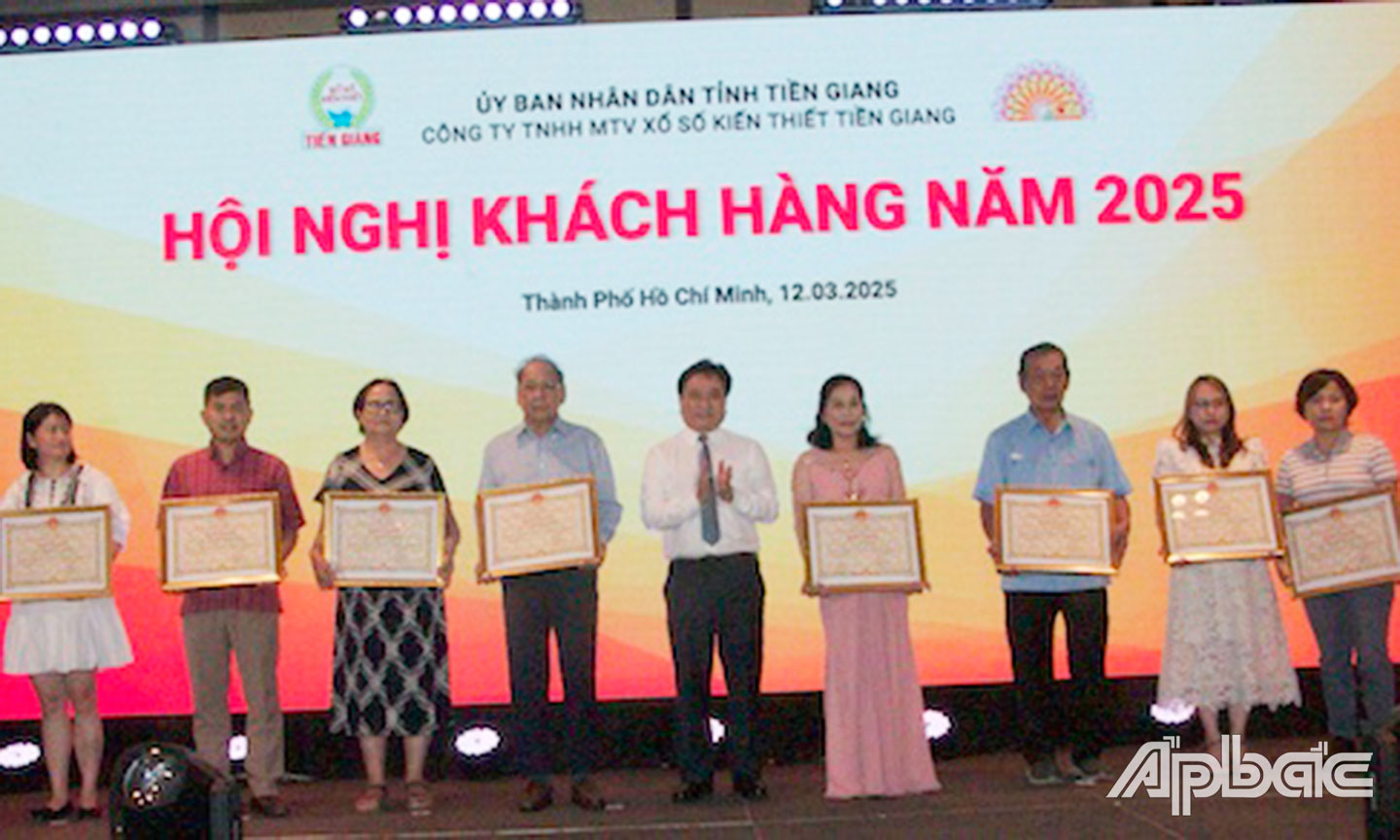 Phó Chủ tịch Thường trực UBND tỉnh Tiền Giang, tặng Bằng khen cho các đại lý 