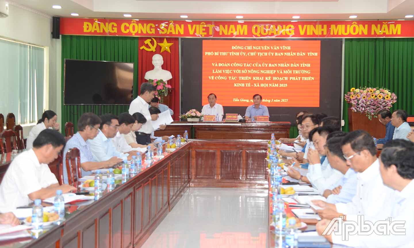 Các đại biểu tại buổi làm việc.