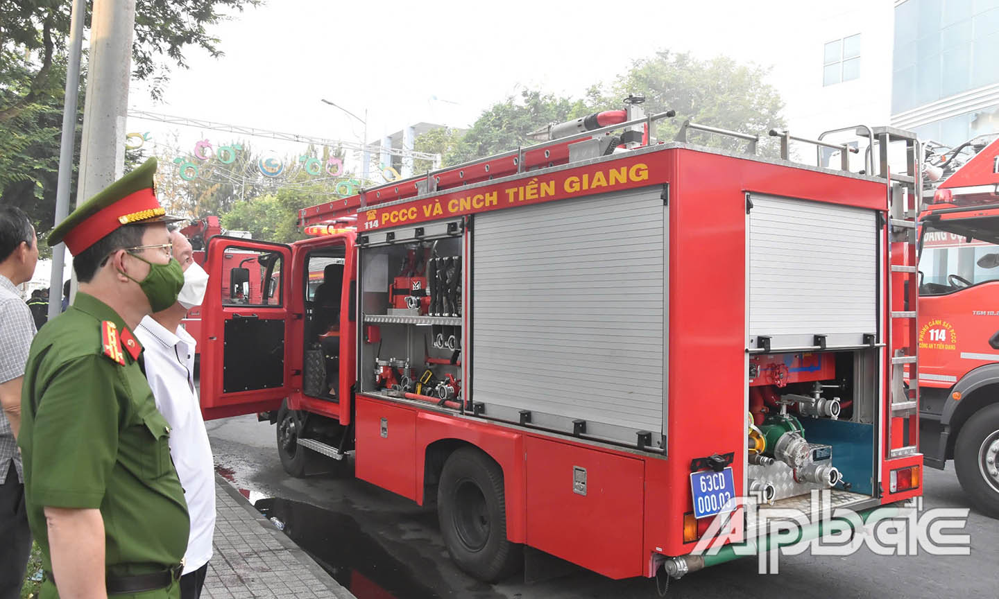 Đại tá Nguyễn Minh Tân chỉ đạo trực tiếp lực lượng chữa cháy tại hiện trường.