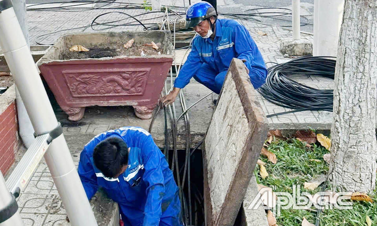 Đến 8 giờ cùng ngày vụ cháy đã được khống chế, nhân viên đang nỗ lực khắc phục sự cố.