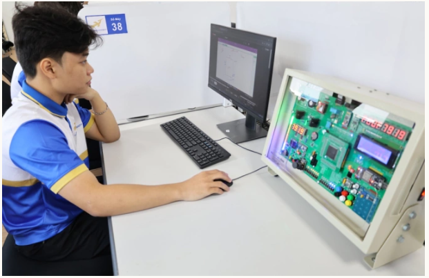 Sinh viên trường Đại học Lạc Hồng thực hành trong phòng thí nghiệm bán dẫn. Ảnh: Phước Tuấn