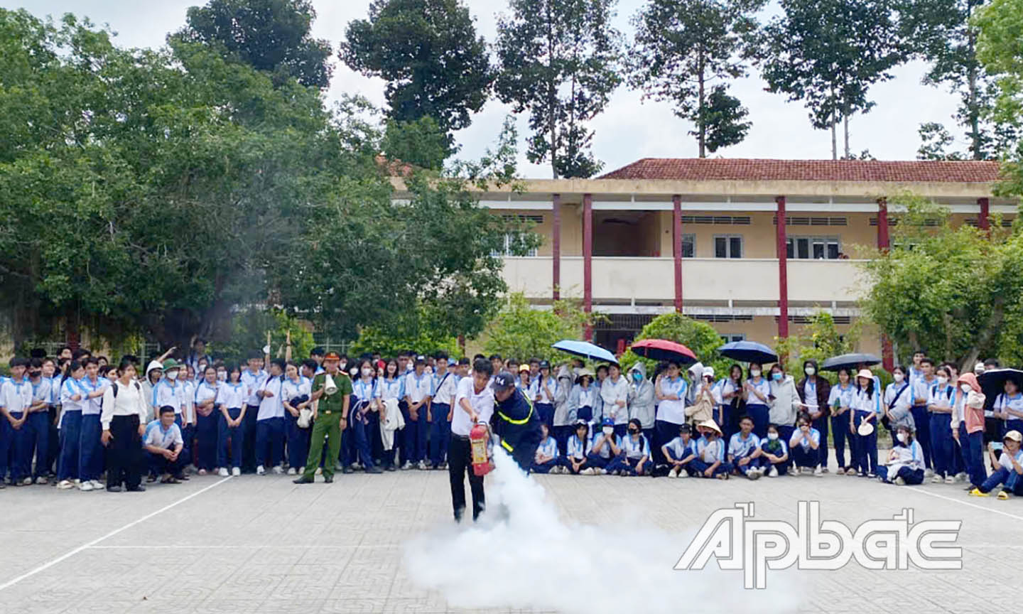Các e được hướng dẫn kỹ năng sử dụng bình chữa cháy dập lửa.