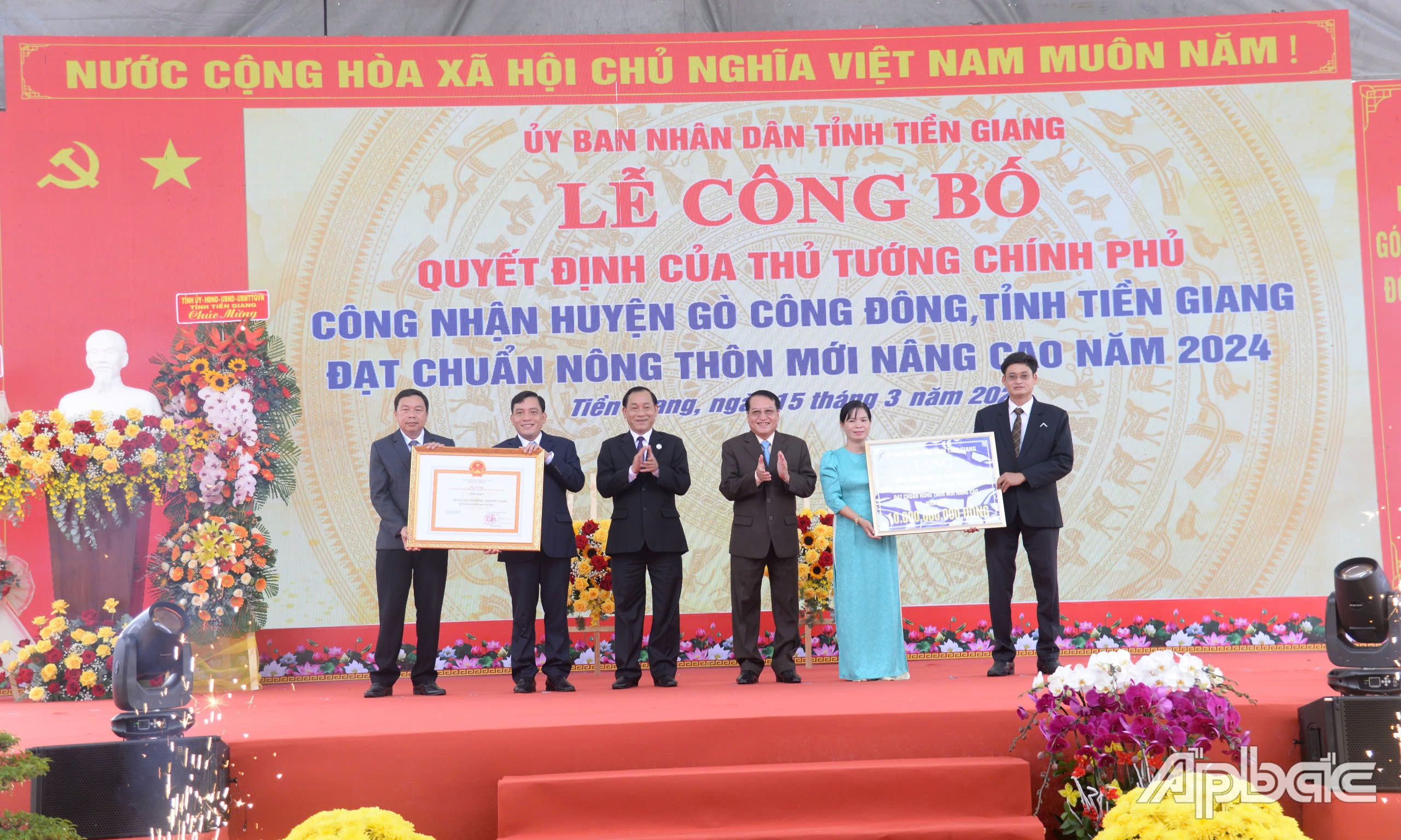 thừa ủy quyền của Thủ tướng Chính phủ, lãnh đạo Tỉnh ủy, UBND tỉnh Tiền Giang trao Bằng công nhận huyện Gò Công Đông đạt chuẩn huyện NTM nâng cao năm 2024; UBND tỉnh Tiền Giang trao tặng công trình phúc lợi 10 tỷ đồng cho Đảng bộ, chính quyền và nhân dân huyện Gò Công Đông đạt chuẩn NTM nâng cao năm 2024;