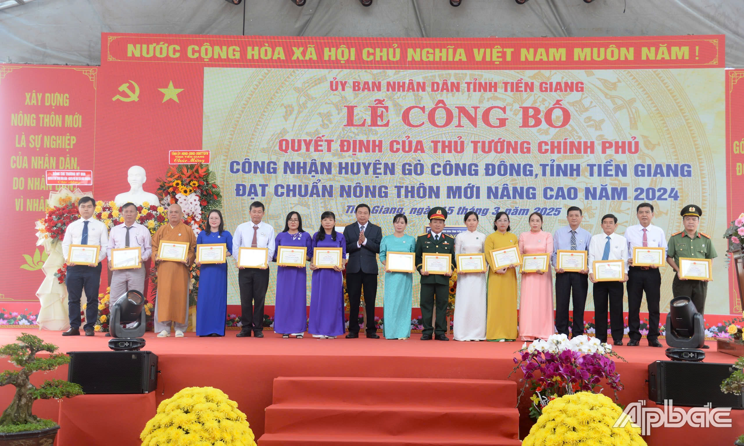Trao tặng Giấy khen của UBND huyện Gò Công Đông cho các cá nhân, tập thể