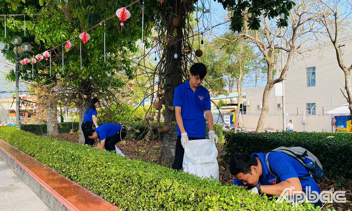 Đoàn viên, thanh niên tham gia tổng vệ sinh cảnh quan môi trường