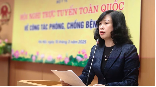 Bộ trưởng Bộ Y tế Đào Hồng Lan phát biểu tại cuộc họp.
