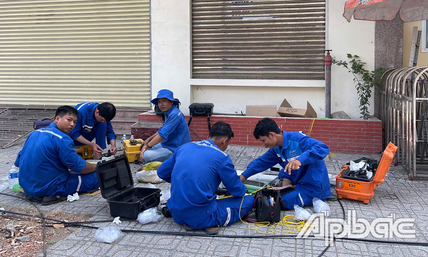 Thậm chí lề đường vẫn được trung dựng thi công nhanh.