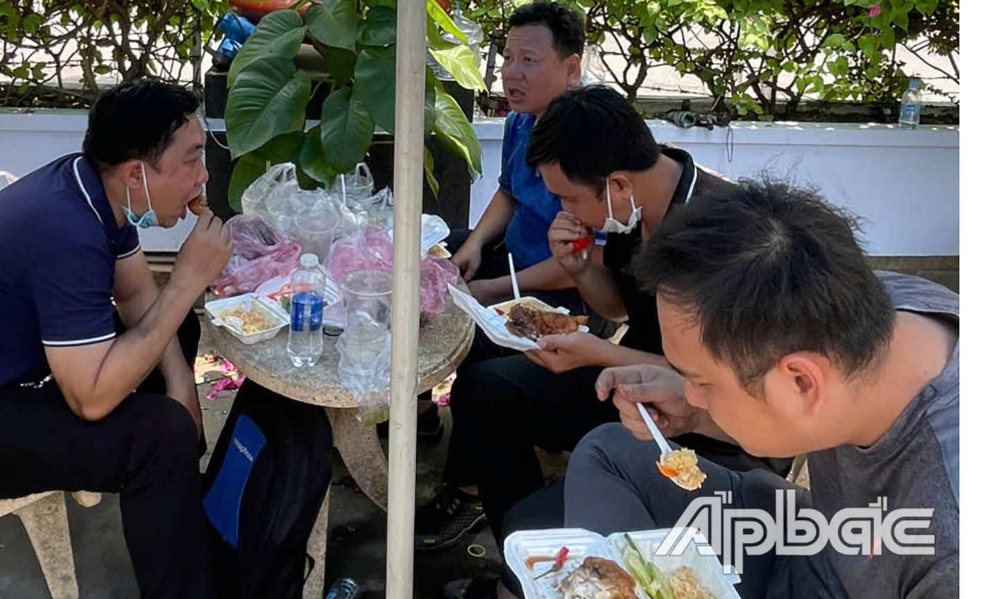 Những hộp cơm vội để tranh thủ trở lại làm việc.