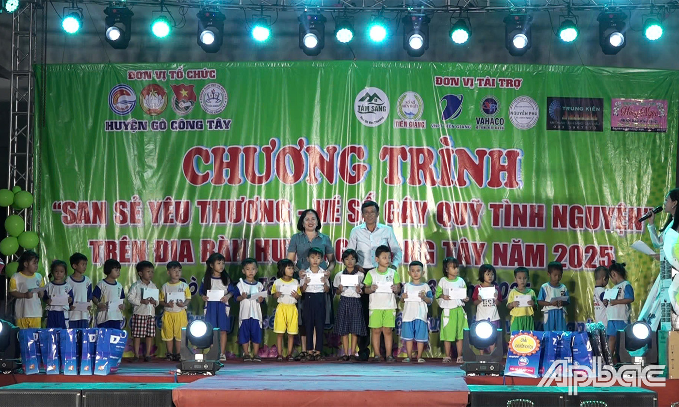 Tỉnh ủy viên, Bí thư Huyện ủy, Chủ tịch HĐND huyện Đinh Tấn Hoàng và giám đốc Trung tâm Văn hóa tỉnh Lê Thanh Lan trao học bỗng cho học sinh tại chương trình