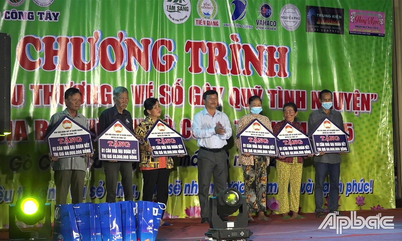 Trao bảng tượng trưng tặng các căn nhà tại chương trình