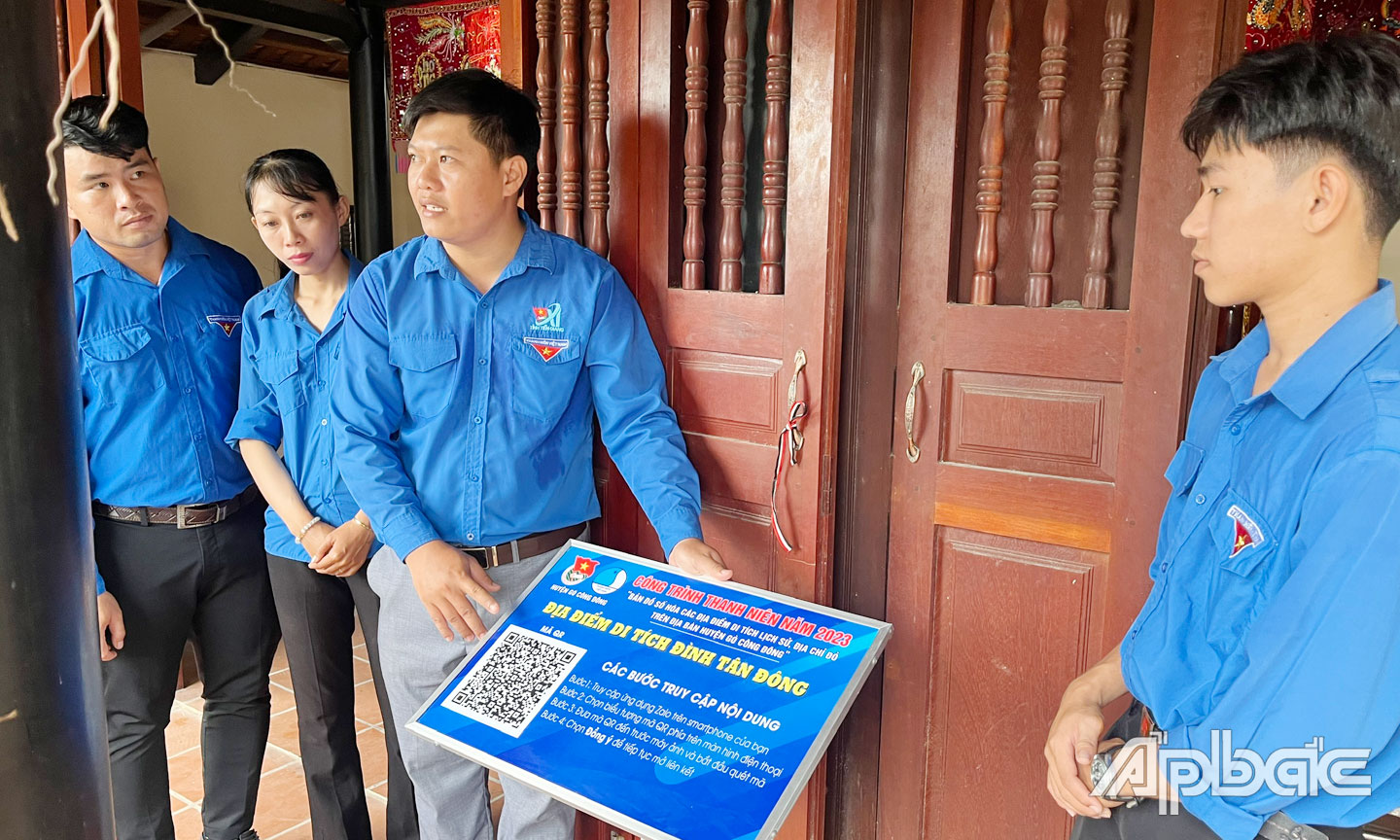 Đoàn viên xã Tân Đông, huyện Gò Công Đông tổ chức về nguồn tại đình Tân Đông, giúp ĐV-TN tìm hiểu về kiến thức lịch sử tại “địa chỉ đỏ”. 