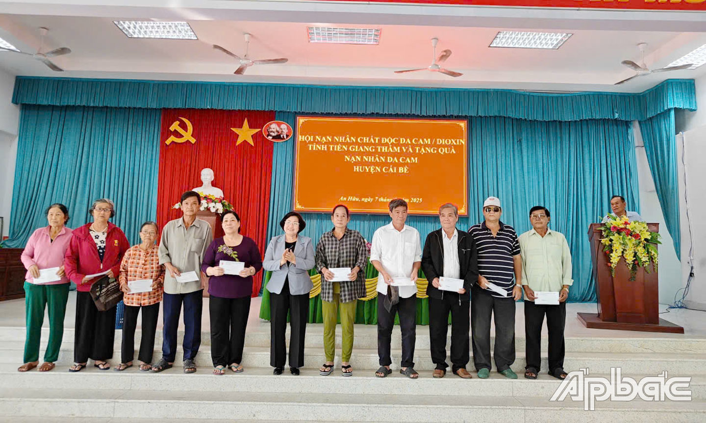 Hội NNCĐDC tỉnh cùng các cấp Hội luôn quan tâm thăm hỏi, tặng quà, động viên NNCĐDC. 
