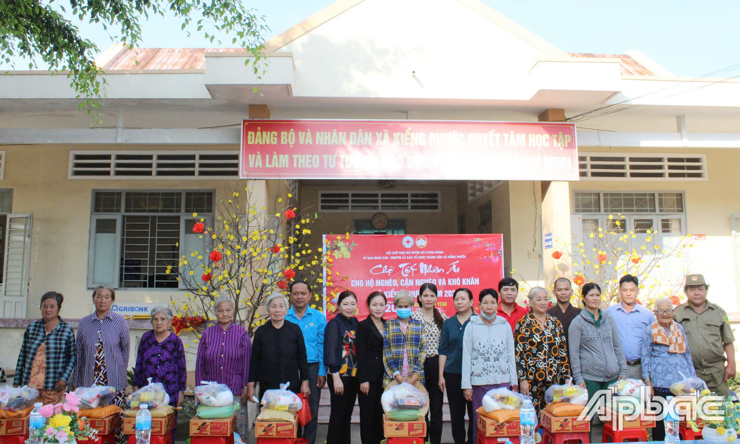 Hội CTĐ huyện Gò Công Đông phối hợp với các nhà tài trợ trao tặng quà cho hộ nghèo, hộ có hoàn cảnh khó khăn trong dịp Tết Nguyên đán Xuân Ất Tỵ năm 2025. 