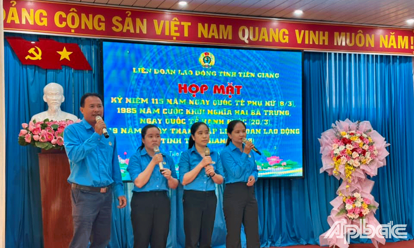 hoạt động giao lưu sôi nổi như thi hát karaoke, kể chuyện, ngâm thơ, thuyết trình 