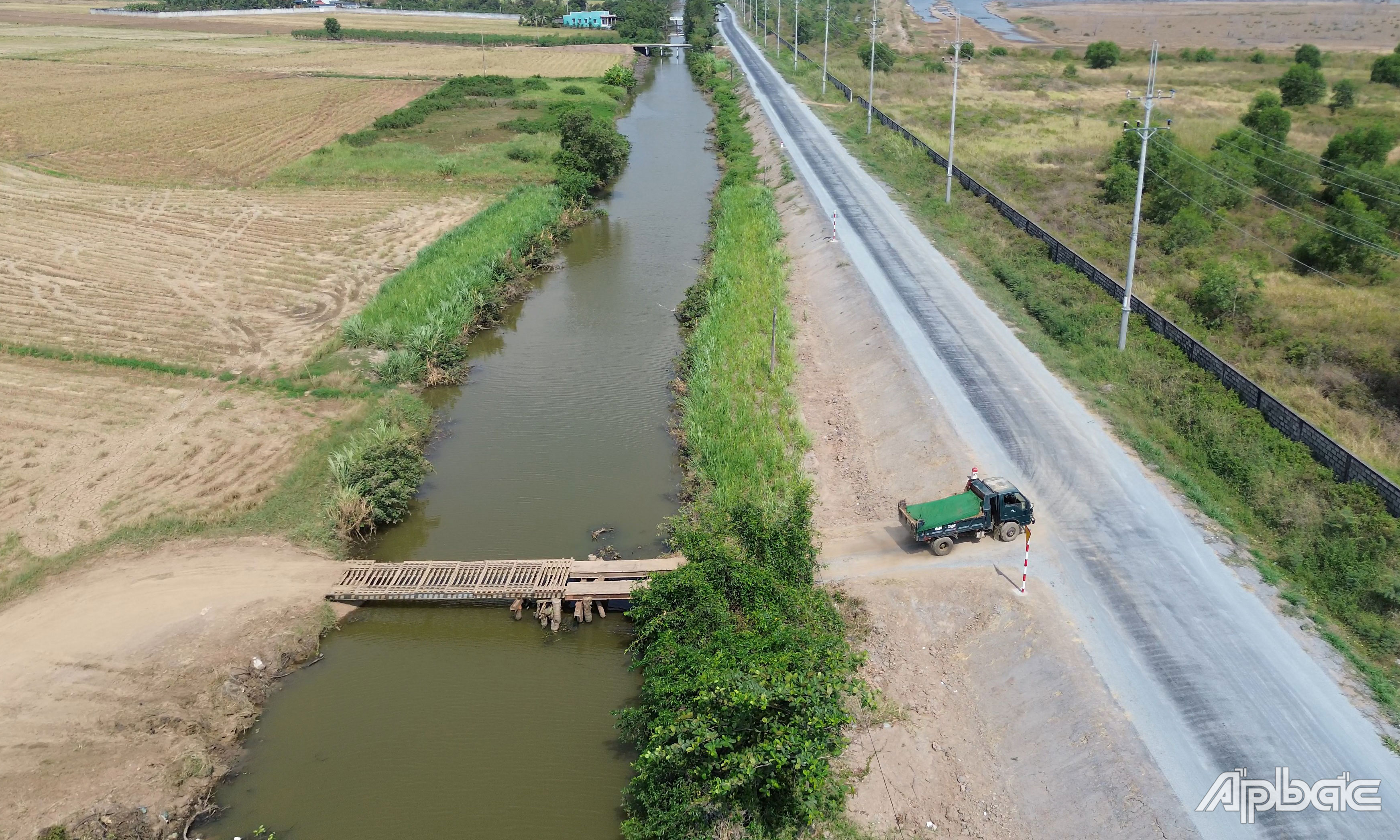 Sau khi lấy đất, xe tải di chuyển dọc theo tuyến đường cặp kinh đến Đường giao thông phục vụ phát triển công nghiệp phía Đông.