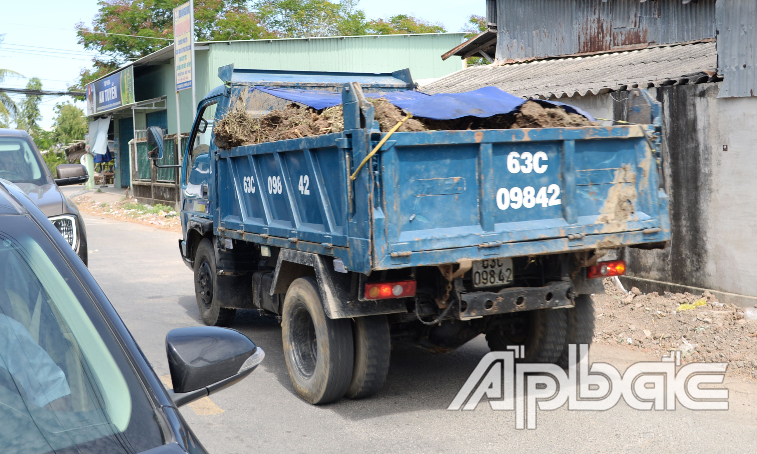 Xe chở đất che chắn theo kiểu đối phó lưu thông trên tuyến huyện lộ 07.