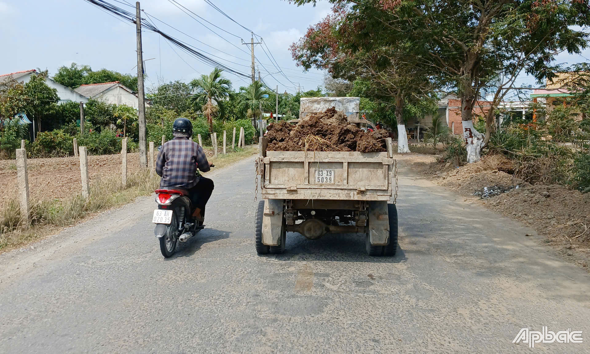 Xe hoa lâm chở đất lưu thông trên đường tỉnh 871C không che chắn làm rơi vãi đất xuống đường.
