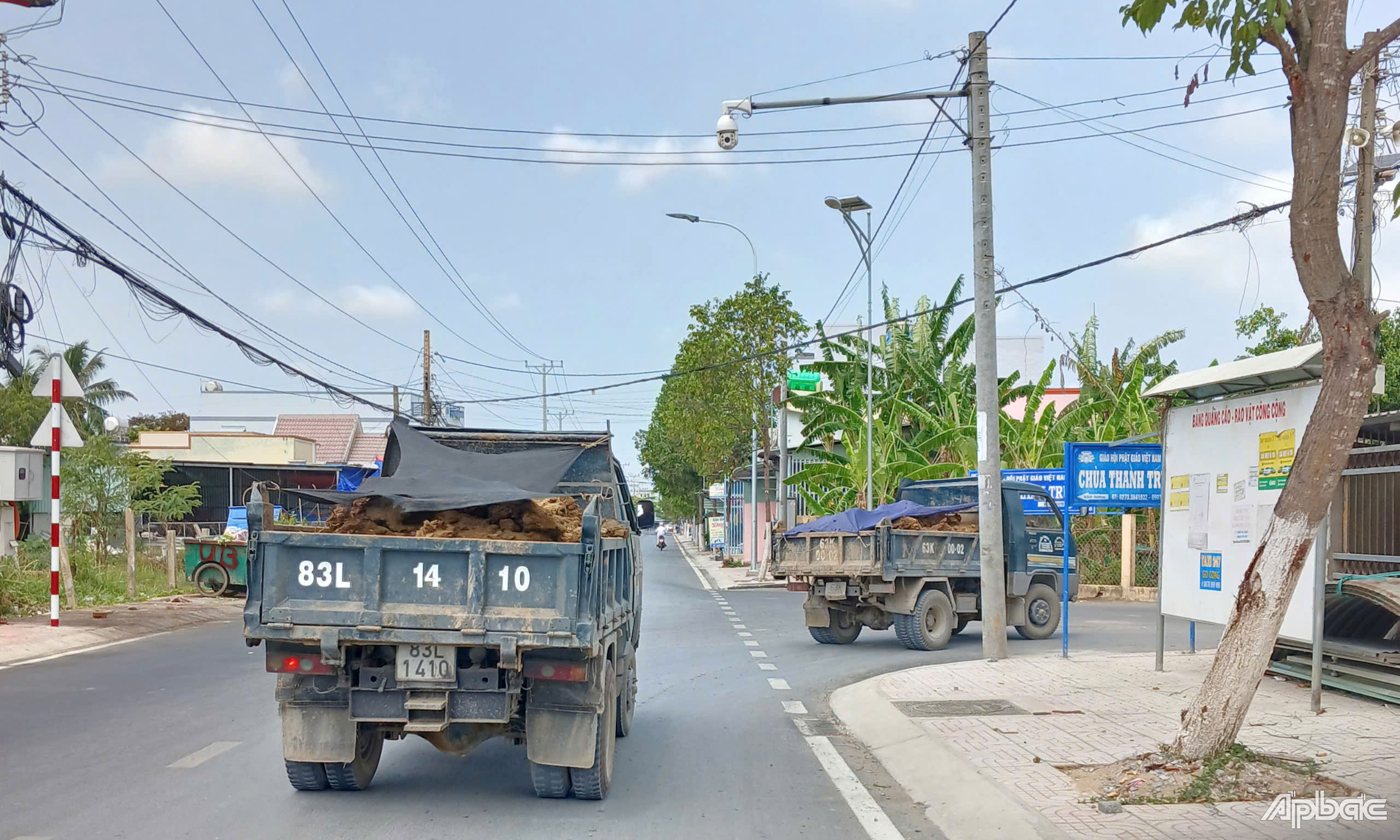 2 xe tải chở đất nối đuôi nhau lưu thông trên tuyến đường tỉnh 871C đoạn qua phường Long Thuận, TP. Gò Công.