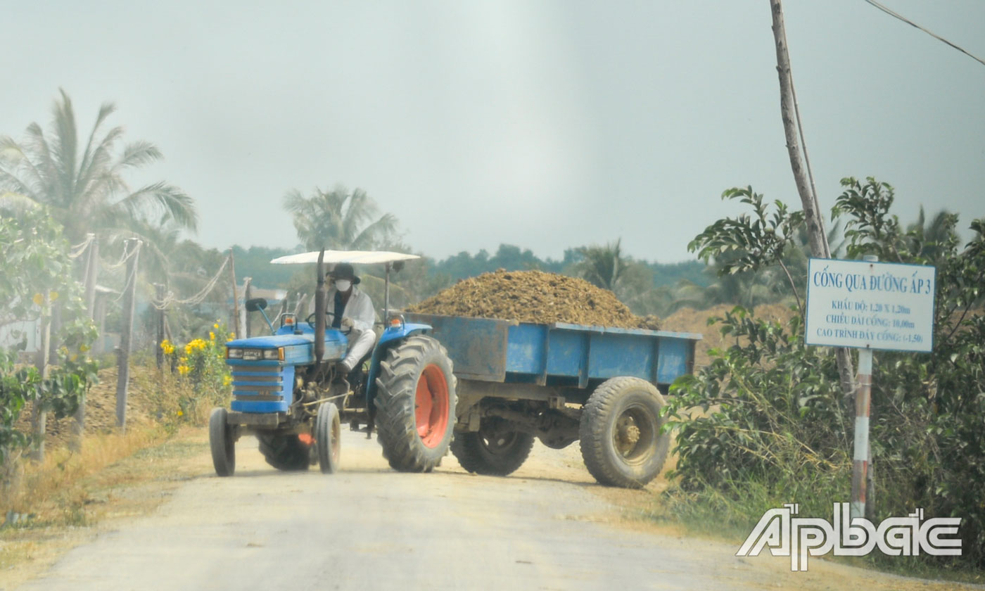 Xe máy cày ngang nhiên chở đất trên đường như chốn không người.