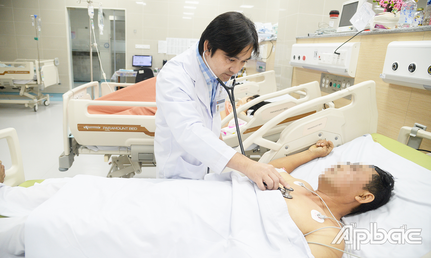 Bác sĩ chuyên khoa 2 Trần Hoàng Ân kiểm tra sức khỏe cho bệnh nhân sau phẩu thuật