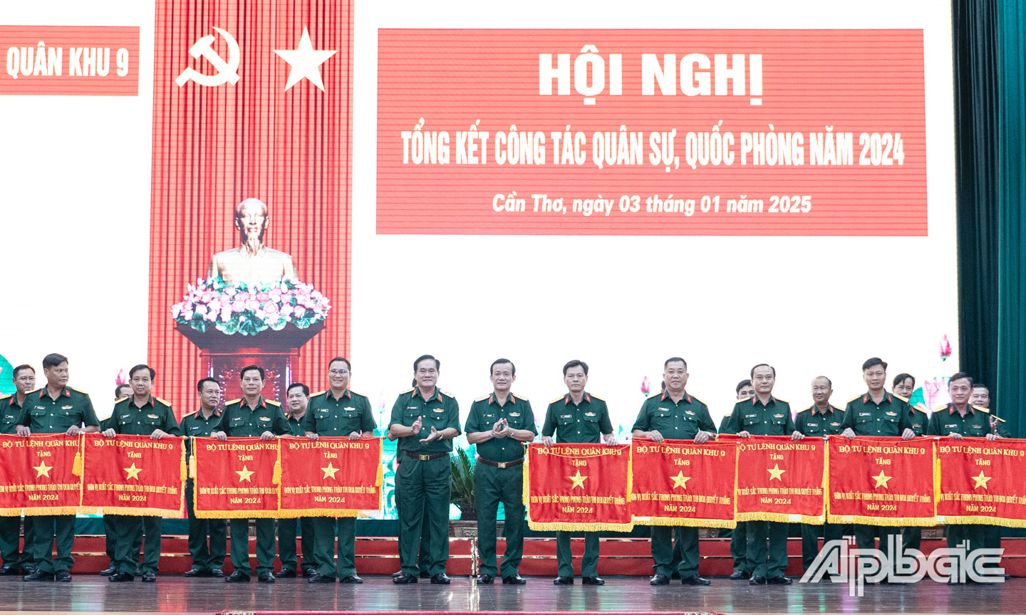 Ban Chỉ huy Quân sự  TP. Mỹ Tho  (thứ 2 từ  phải qua)  nhận Cờ thi đua của Quân khu 9 trong phong trào TĐQT năm 2024.