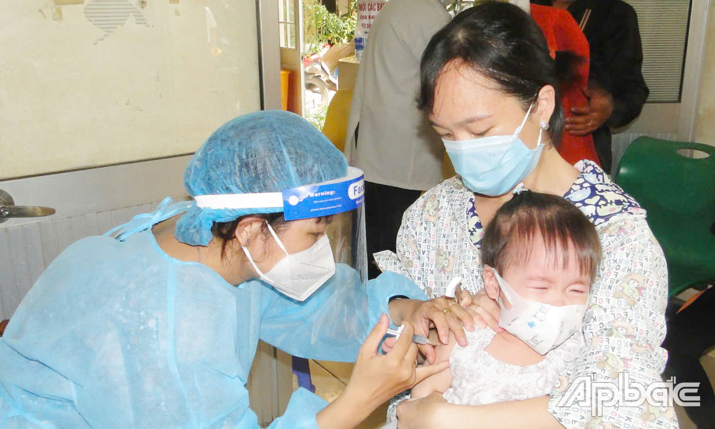 Cha, mẹ hãy đưa trẻ đi tiêm đầy đủ vắc xin để chủ động phòng tránh bệnh sởi cho trẻ.