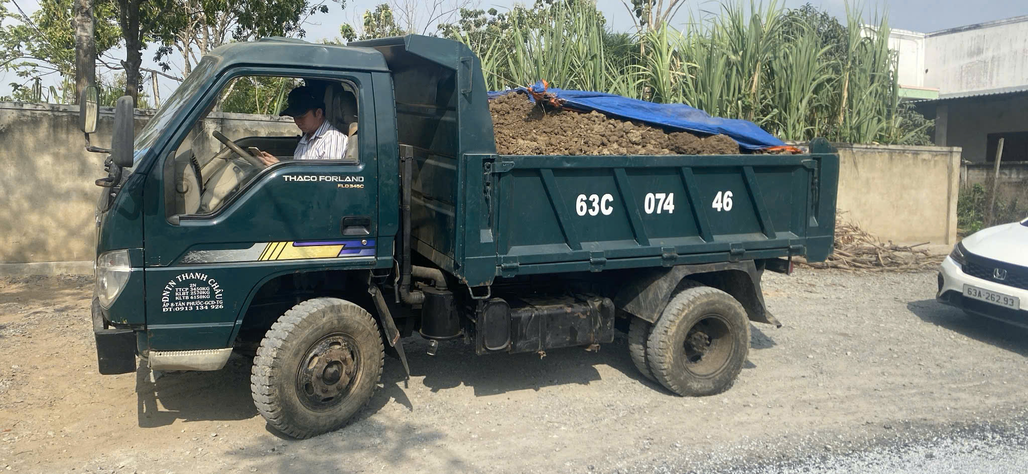 Xe vi phạm bị lực lượng cảnh sát giao thông xử  lý.